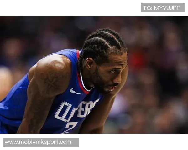 莱昂纳德赛后更衣室拒绝采访引发媒体热议与球迷关注